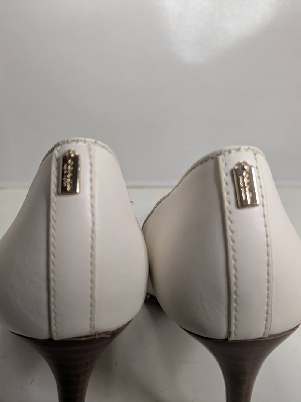 Coach Vonna Cream Leather Mid Heel Pump Gold Stud Size 6 - Picture 6 of 12